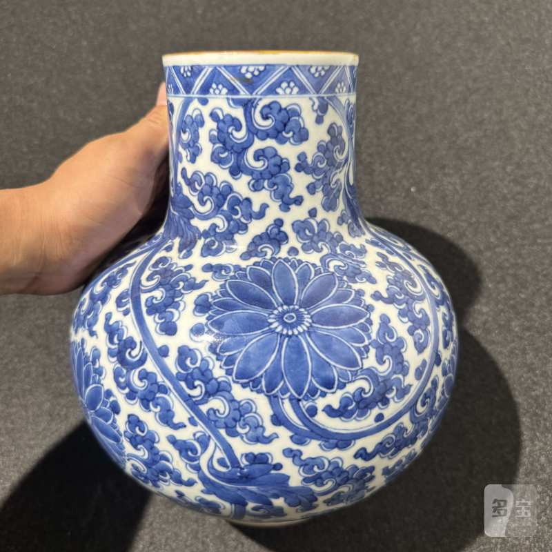 清康熙 青花缠枝莲纹天球瓶 - 图2